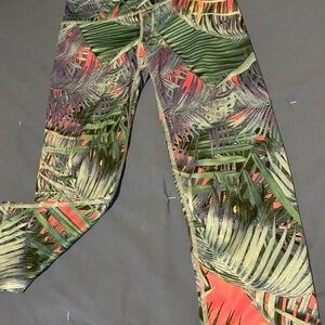 Aeropostale Live Love Dream Leaf Pattern Leggings